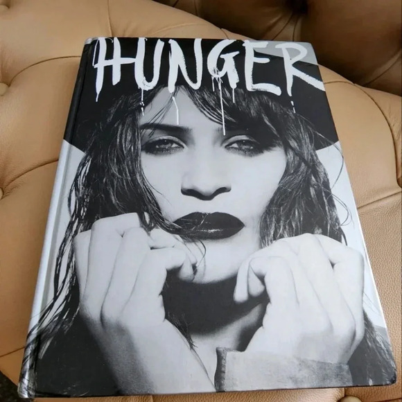 📚Host Pick📚The HUNGER Illustrated Coffee Decor Table Book Summer 2012 Hardcove - Picture 1 of 3